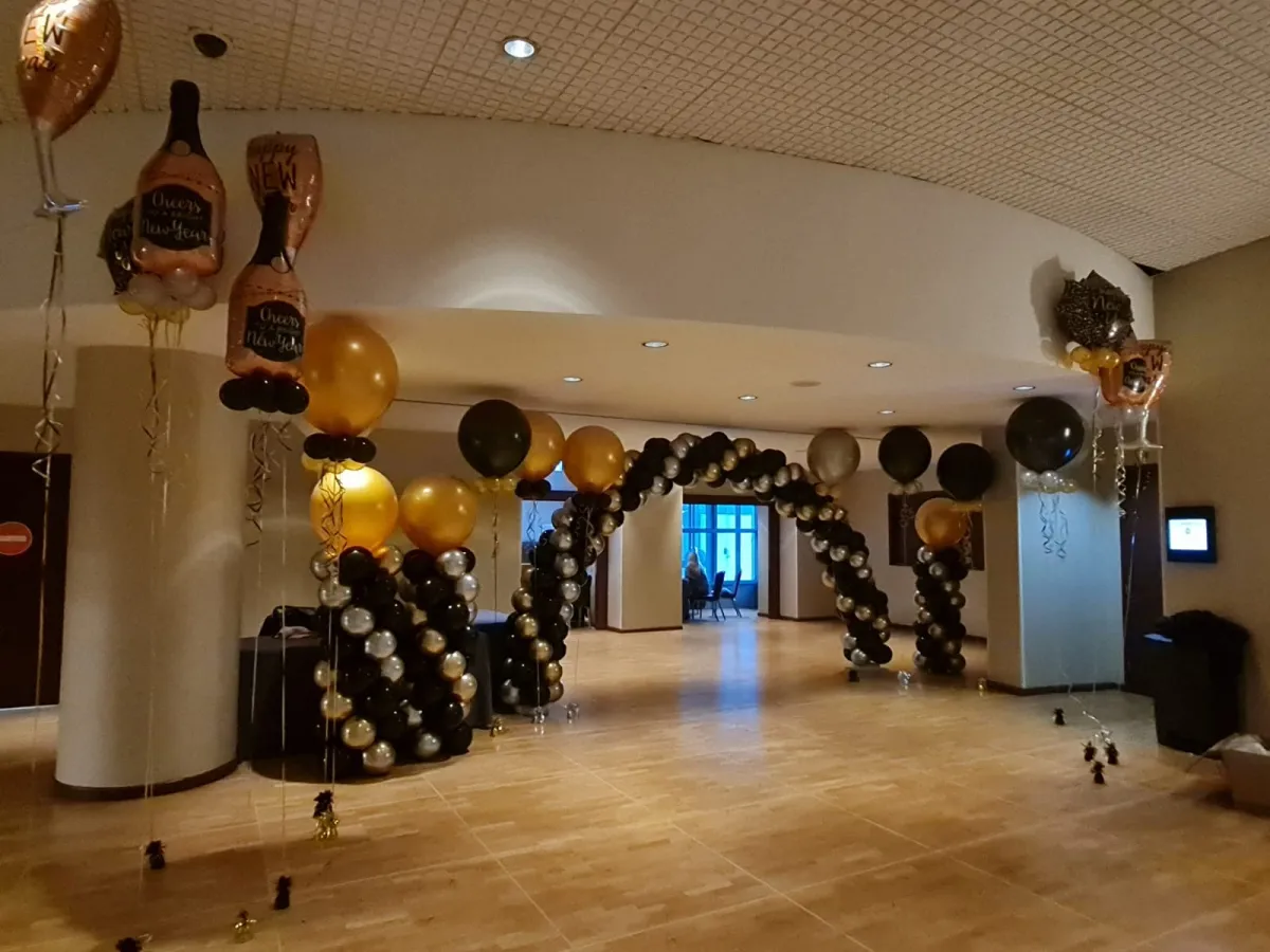 Photo de Devis pour une décoration complète avec arche et ballons hélium pour un événement professionnel près de Herblay
