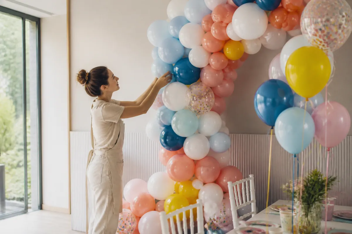 Photo de Artisan décorateur pour une composition de ballons thématique pour enfant à Cergy